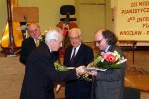Podziękowanie dla Jurorów (fot. M. Szwed) od lewej: István Lantos, Juliusz Adamowski, Wiktor Mierżanow, Aleksiej Orłowiecki.